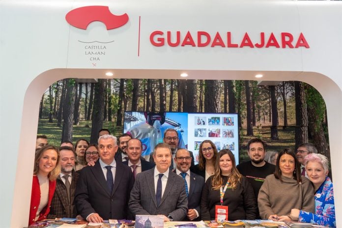 La amplia representación de cargos del PSOE en el Día de Guadalajara en Fitur, apiñada para la foto con el presidente regional.