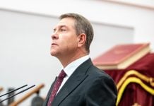 Lo último de Pedro Sánchez desata la ira de García-Page, que reclama elecciones ya García-Page, con la Constitución al fondo durante un acto celebrado en las Cortes de Castilla-La Mancha en diciembre de 2025.