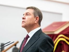 García-Page, con la Constitución al fondo durante un acto celebrado en las Cortes de Castilla-La Mancha en diciembre de 2025.