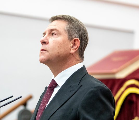 García-Page, con la Constitución al fondo durante un acto celebrado en las Cortes de Castilla-La Mancha en diciembre de 2025.