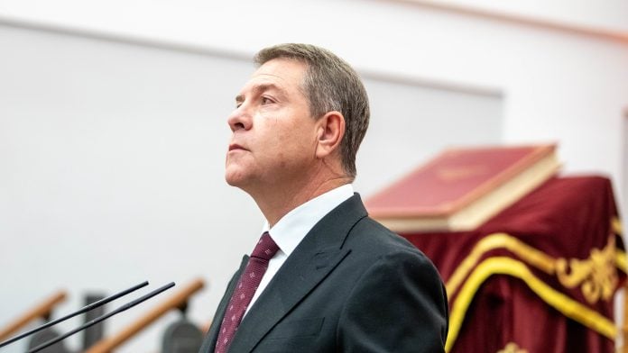 García-Page, con la Constitución al fondo durante un acto celebrado en las Cortes de Castilla-La Mancha en diciembre de 2025.