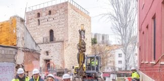 Guarinos, en su visita de obra a la calle Salazaras, junto a la plaza de Santa María y la concatedral