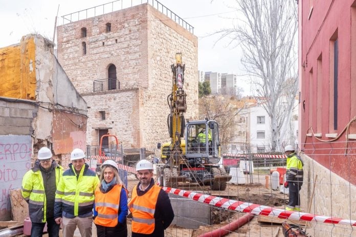 Guarinos, en su visita de obra a la calle Salazaras, junto a la plaza de Santa María y la concatedral