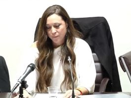 Gema Cañones en el momento de sentarse por primera vez en su sillón de Alcaldesa-Presidenta del Ayuntamiento de Quer.