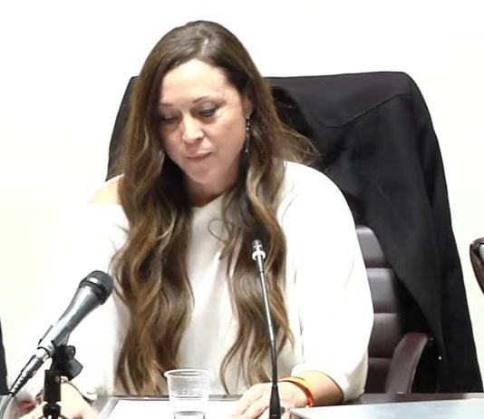 Gema Cañones en el momento de sentarse por primera vez en su sillón de Alcaldesa-Presidenta del Ayuntamiento de Quer.