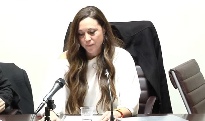Gema Cañones en el momento de sentarse por primera vez en su sillón de Alcaldesa-Presidenta del Ayuntamiento de Quer.