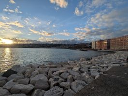 Atardecer en el Lungomare, uno de los espectáculos gratuitos de Nápoles. (Foto: La Crónic@)