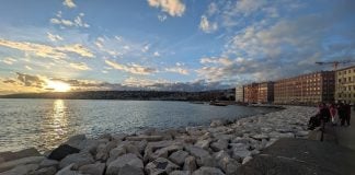 Atardecer en el Lungomare, uno de los espectáculos gratuitos de Nápoles. (Foto: La Crónic@)
