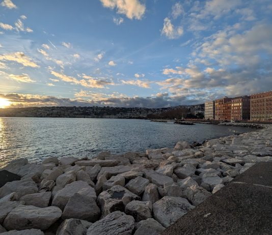 Atardecer en el Lungomare, uno de los espectáculos gratuitos de Nápoles. (Foto: La Crónic@)