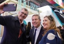 Page, entre abrazos y «selfies» en Fitur Uno de los numerosos selfies de García-Page este viernes en Fitur.