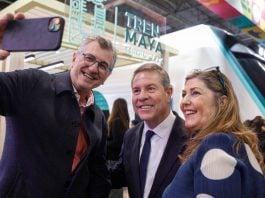 Uno de los numerosos selfies de García-Page este viernes en Fitur.