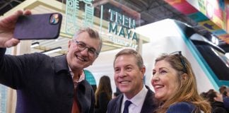 Uno de los numerosos selfies de García-Page este viernes en Fitur.