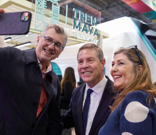 Uno de los numerosos selfies de García-Page este viernes en Fitur.