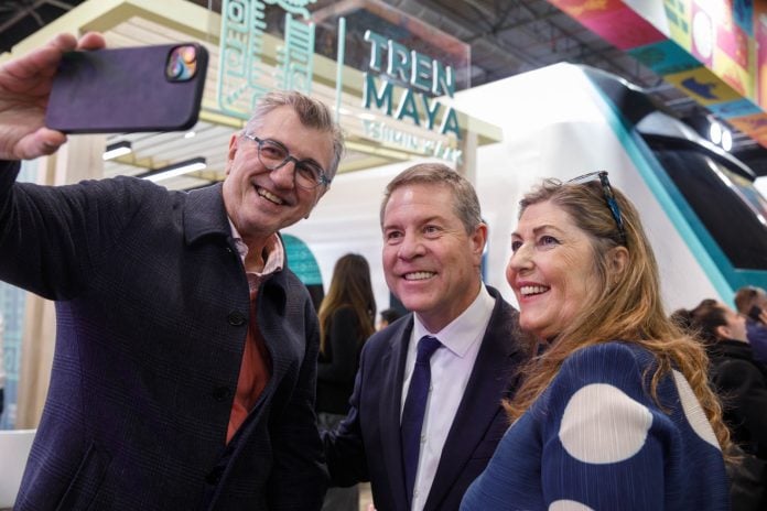 Uno de los numerosos selfies de García-Page este viernes en Fitur.