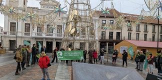 Protesta de Pacma el 3 de enero de 2026 en la Plaza Mayor de Guadalajara contra el uso de animales en la cabalgata de Reyes. (Foto: La Crónic@)