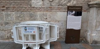 Las vallas esperan bajo la lluvia junto a la iglesia de Santiago en el día de San Antón. (Foto: La Crónic@)
