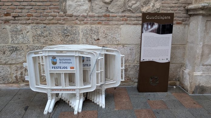 Las vallas esperan bajo la lluvia junto a la iglesia de Santiago en el día de San Antón. (Foto: La Crónic@)