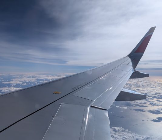 Un avión de Iberia en pleno vuelo en 2026. (Foto: La Crónic@)