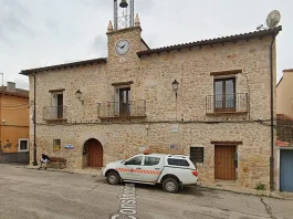 El Ayuntamiento de Gualda con su balcón despejado de banderas.