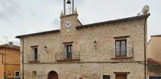 El Ayuntamiento de Gualda con su balcón despejado de banderas.