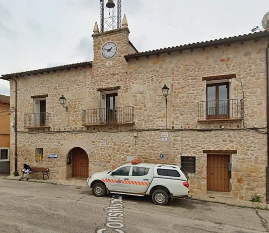 El Ayuntamiento de Gualda con su balcón despejado de banderas.