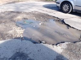 Los baches no son cosa de ahora, como acredita este de 2023, en imagen del archivo de LA CRÓNICA.
