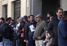 Largas colas para acogerse al nuevo proceso de regularización de migrantes, ante el Consulado de Pakistán en Barcelona el 30 de enero de 2026. (Foto: EP)