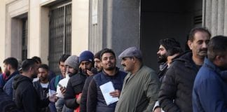 Largas colas para acogerse al nuevo proceso de regularización de migrantes, ante el Consulado de Pakistán en Barcelona el 30 de enero de 2026. (Foto: EP)