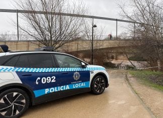 Patrulla de la Policía Local para evitar que se acceda al cauce del río Henares en Guadalajara.