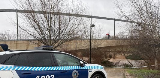 Patrulla de la Policía Local para evitar que se acceda al cauce del río Henares en Guadalajara.