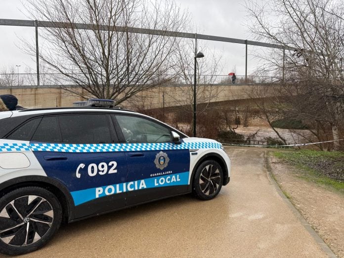 Patrulla de la Policía Local para evitar que se acceda al cauce del río Henares en Guadalajara.