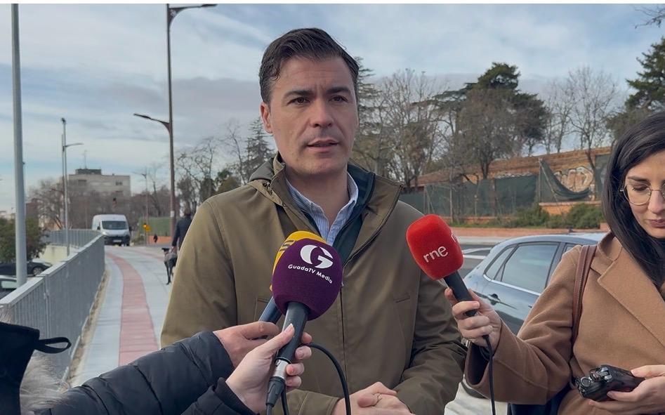 David García es el concejal responsable de estos trabajos de urgencia contra los baches de Guadalajara.