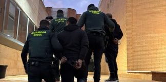 Traslado de los detenidos a dependencias de la Guardia Civil.