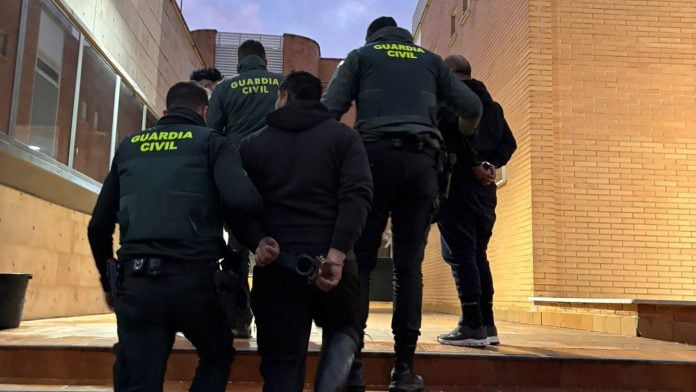 Traslado de los detenidos a dependencias de la Guardia Civil.