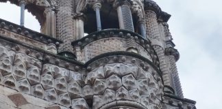 Las pérdidas en la piedra de la fachada del Palacio del Infantado son bien visibles.