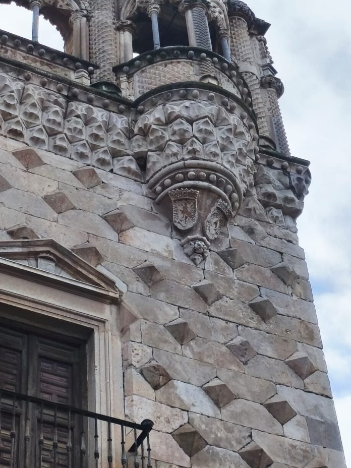 Las pérdidas en la piedra de la fachada del Palacio del Infantado son bien visibles.