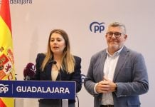 El PP de Guadalajara, en defensa de la Tauromaquia Itziar Asenjo y Nacho Redondo, durante su comparecencia.