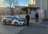 Agentes de la Guardia Civil ante su cuartel en Azuqueca de Henares.