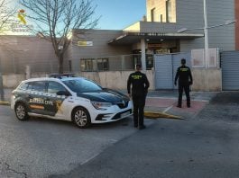 Agentes de la Guardia Civil ante su cuartel en Azuqueca de Henares.