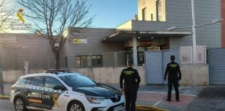 Agentes de la Guardia Civil ante su cuartel en Azuqueca de Henares.