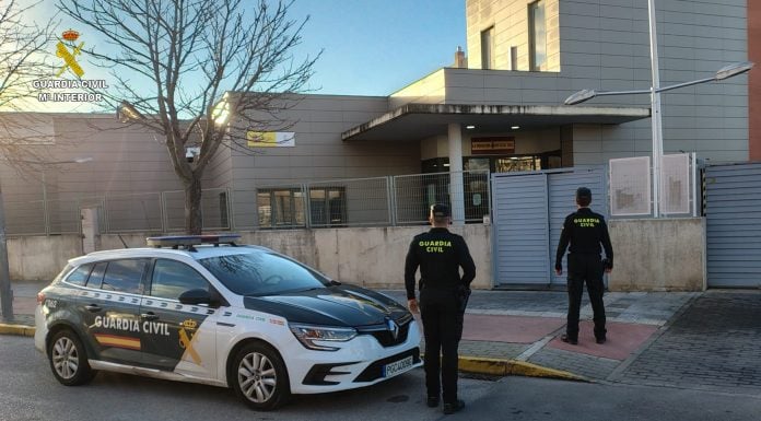Robo con violencia en Azuqueca: detenido uno de los ladrones… y el que lo compró Agentes de la Guardia Civil ante su cuartel en Azuqueca de Henares.