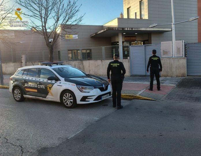 Agentes de la Guardia Civil ante su cuartel en Azuqueca de Henares.