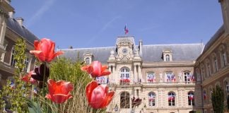 Fachada del señorial Ayuntamiento de Amiens.
