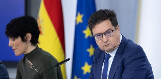 Más control sobre los medios digitales en España Óscar López durante su comparecencia tras el Consejo de Ministros. (Foto: EP)