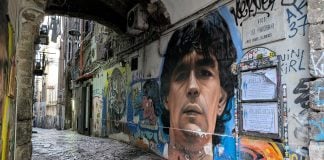 Uno de los icónicos rincones de Nápoles, con el omnipresente Maradona. (Foto: La Crónic@)