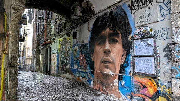 Uno de los icónicos rincones de Nápoles, con el omnipresente Maradona. (Foto: La Crónic@)