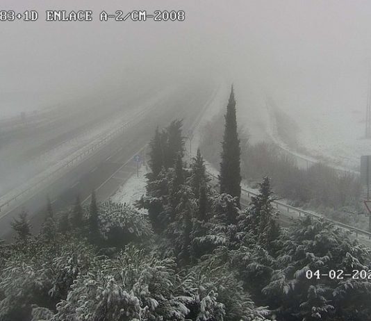 Estado de la A-2 en la mañana del 4 de febrero de 2026 a la altura del kilómetro 83, con nieve. (Foto: DGT)