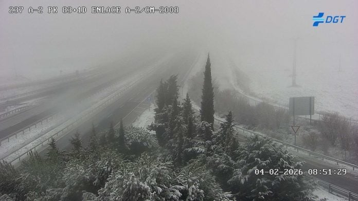 Estado de la A-2 en la mañana del 4 de febrero de 2026 a la altura del kilómetro 83, con nieve. (Foto: DGT)