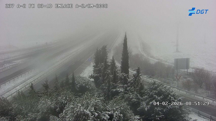 Estado de la A-2 en la mañana del 4 de febrero de 2026 a la altura del kilómetro 83, con nieve. (Foto: DGT)