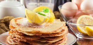 ¡A correr con la sartén! Es martes de «Pancake Day» British pancakes with lemon and sugar. Traditional for Shrove Tuesday